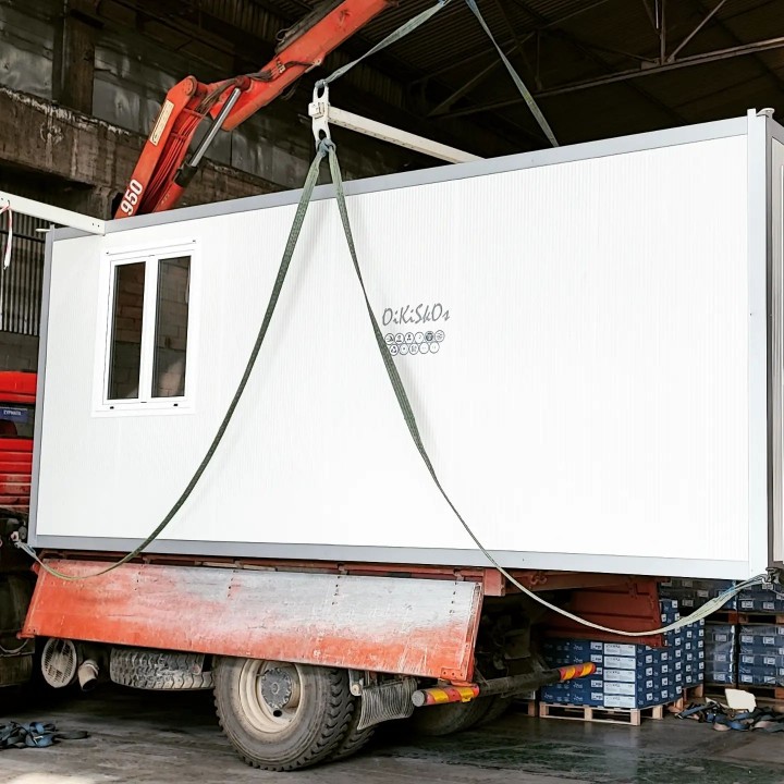 Transportation with trucks equiped with crane...